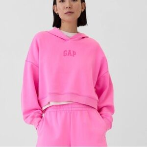 Relaxed Gap Mini-Logo Cropped Hoodie
NEVER WORN